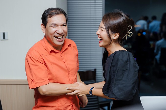 Khả Ngân chụp ảnh kỷ niệm, chia tay các diễn viên đoàn làm phim 11 tháng 5 ngày Khả Ngân chụp ảnh kỷ niệm, chia tay các diễn viên đoàn làm phim 11 tháng 5 ngày