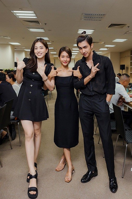 Khả Ngân chụp ảnh kỷ niệm, chia tay các diễn viên đoàn làm phim 11 tháng 5 ngày Khả Ngân chụp ảnh kỷ niệm, chia tay các diễn viên đoàn làm phim 11 tháng 5 ngày