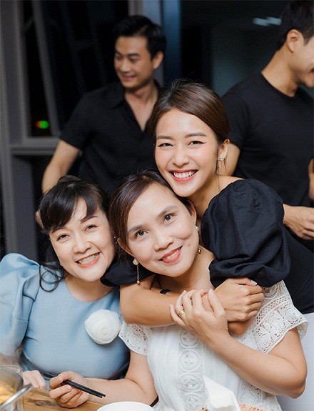 Khả Ngân chụp ảnh kỷ niệm, chia tay các diễn viên đoàn làm phim 11 tháng 5 ngày Khả Ngân chụp ảnh kỷ niệm, chia tay các diễn viên đoàn làm phim 11 tháng 5 ngày