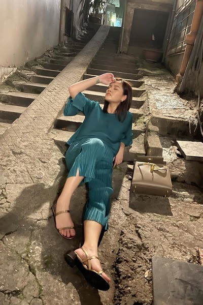 Hương vị tình thân: Nữ diễn viên Thu Quỳnh ghi điểm phong cách thời trang trên phim cũng như trong cuộc sống