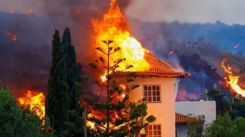 Tây Ban Nha: Dung nham của núi lửa Cumbre Vieja chôn vùi thêm nhiều ngôi nhà