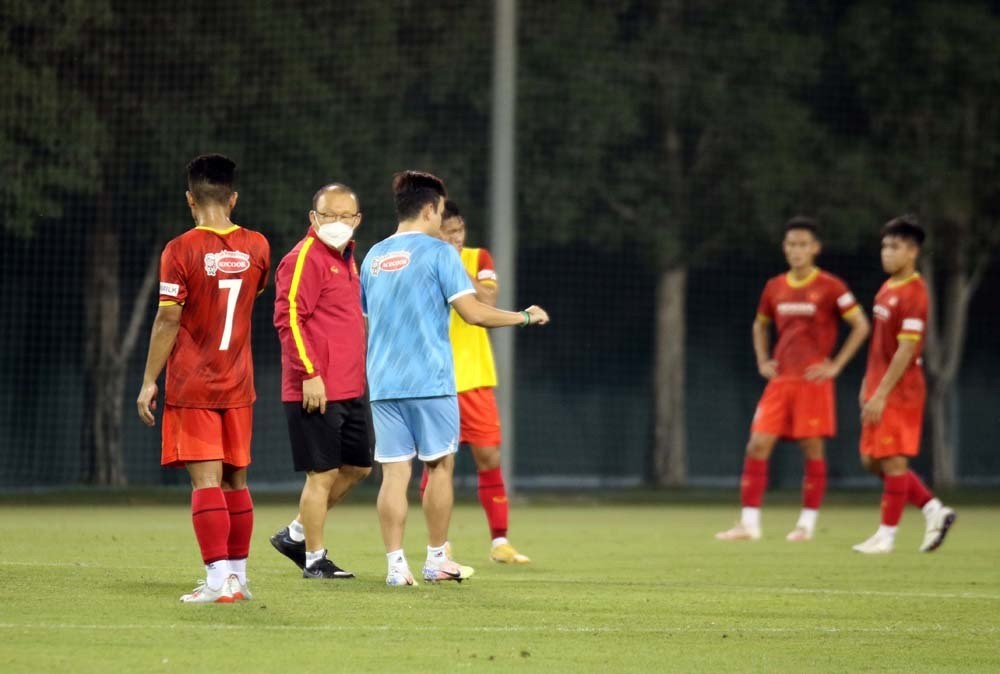 HLV Park Hang Seo căng mắt 'soi giò' U23 Việt Nam HLV Park Hang Seo căng mắt 'soi giò' U23 Việt Nam