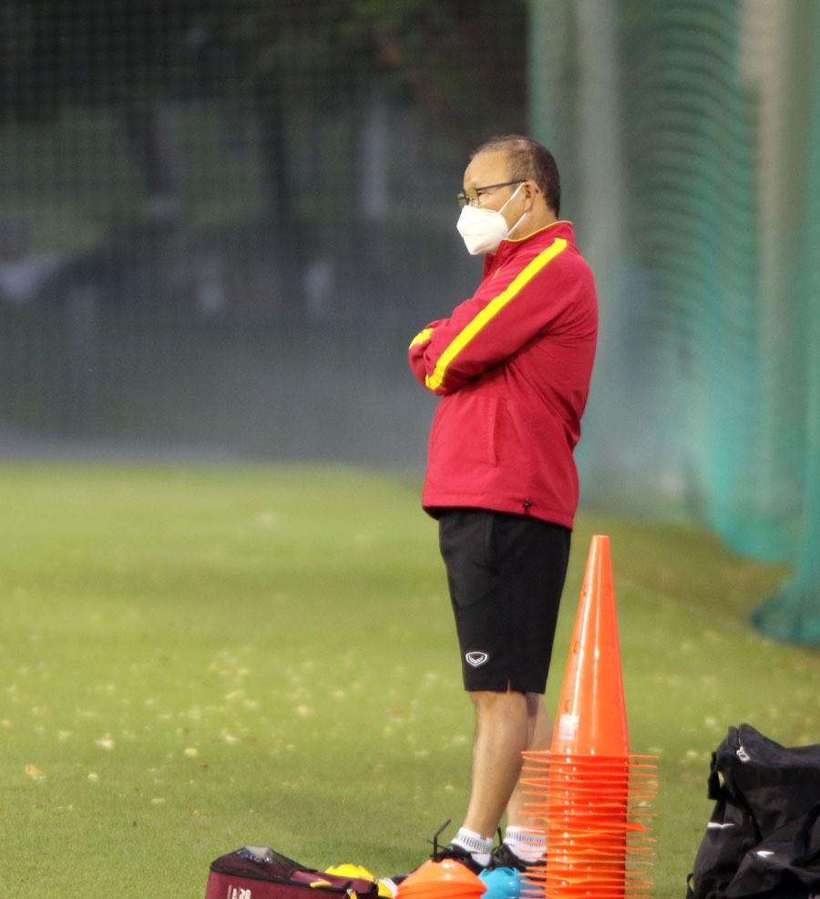 HLV Park Hang Seo căng mắt 'soi giò' U23 Việt Nam HLV Park Hang Seo căng mắt 'soi giò' U23 Việt Nam