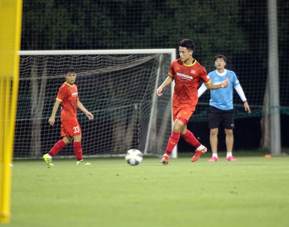 HLV Park Hang Seo căng mắt 'soi giò' U23 Việt Nam HLV Park Hang Seo căng mắt 'soi giò' U23 Việt Nam