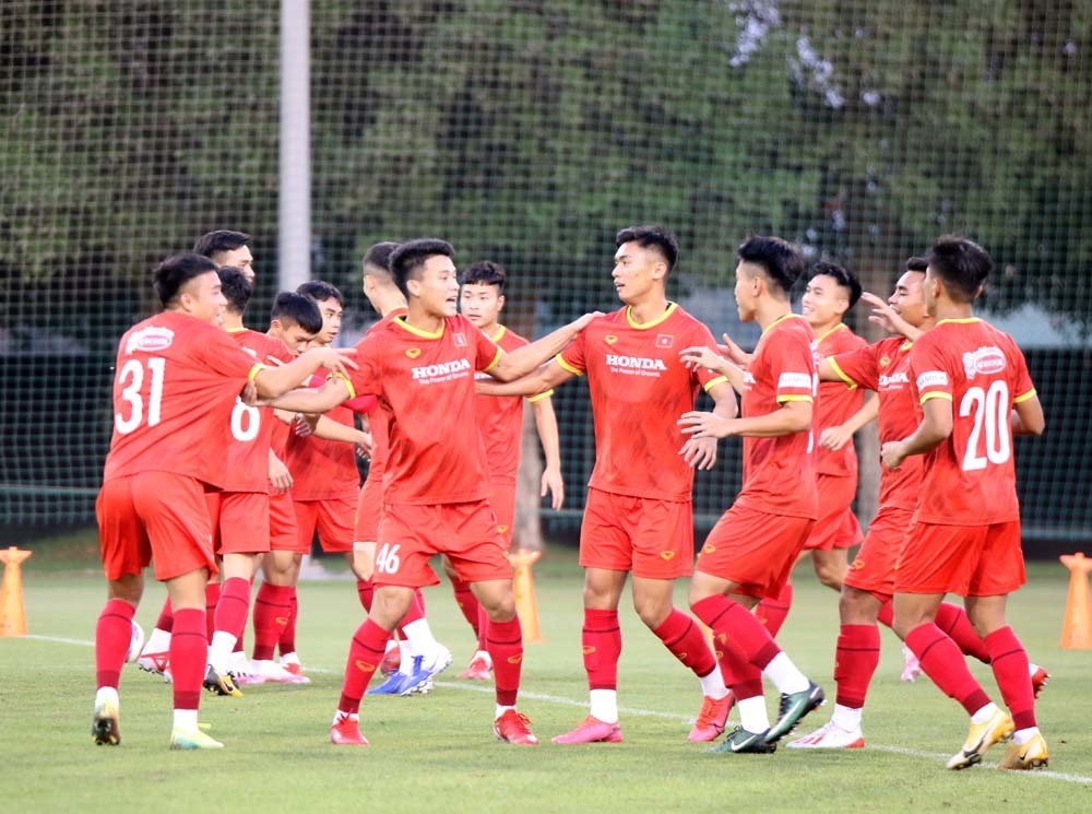 HLV Park Hang Seo căng mắt 'soi giò' U23 Việt Nam HLV Park Hang Seo căng mắt 'soi giò' U23 Việt Nam