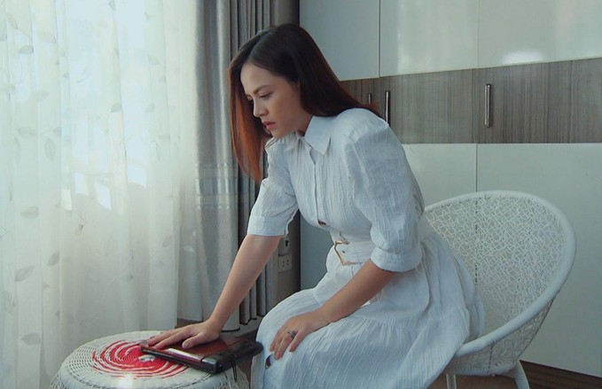 Để thể hiện tính cách kiêu kỳ của một quý cô yêu thời trang, Thu Quỳnh đầu tư nhiều bộ đầm suông rộng, dáng maxi hoặc dài đến bắp chân. Trang phục của cô thường đến từ các thương hiệu Việt với mức giá không đắt, tuy nhiên vẫn mang đến cho Thy vẻ ngoài nữ tính.