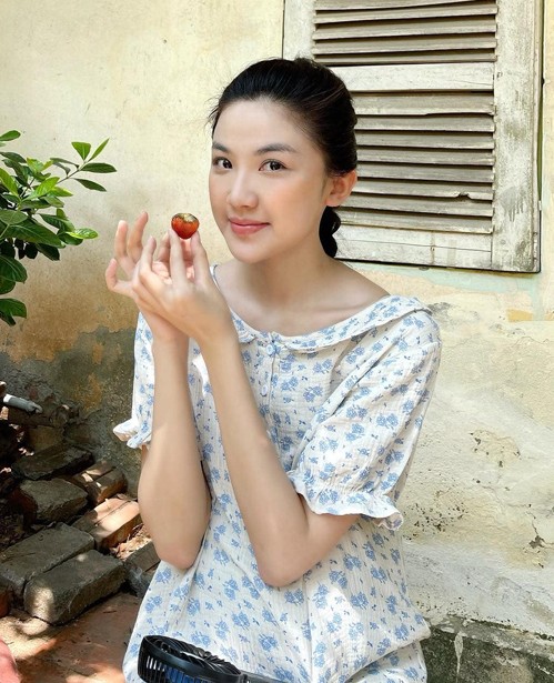 Các màu sắc tươi sáng với nhiều kiểu họa tiết đáng yêu được Lương Thanh yêu thích. Đầm bầu cô diện giúp thể hiện tính cách trong sáng, ngây thơ rất rõ nét.