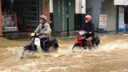 Dự báo thời tiết đêm nay và ngày mai (18-19/10): Hà Tĩnh đến Quảng Trị mưa to đến rất to; Bắc Bộ, Bắc Trung Bộ trời lạnh; Nam Bộ ngày nắng