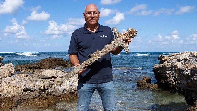 Thợ lặn Israel phát hiện thanh kiếm cổ 900 năm tuổi của hiệp sĩ thập tự chinh