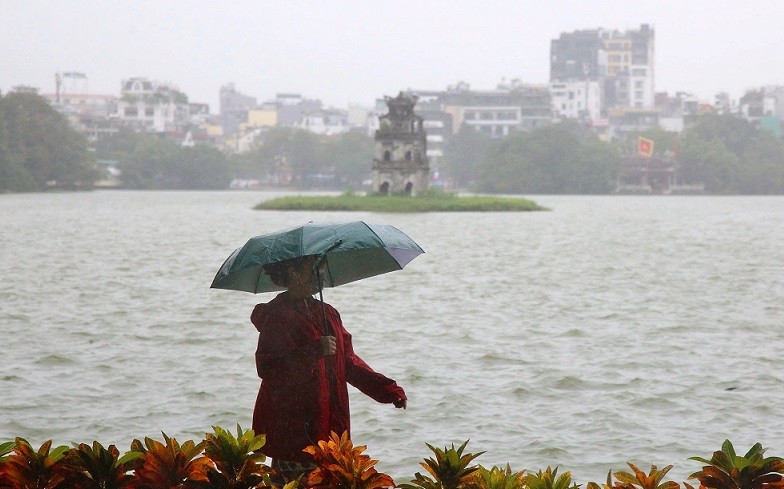 Dự báo thời tiết đêm nay và ngày mai (21-22/10): Không khí lạnh tràn về, Trung Bộ có nơi mưa rất to; Bắc Bộ và Thanh Hóa trời rét