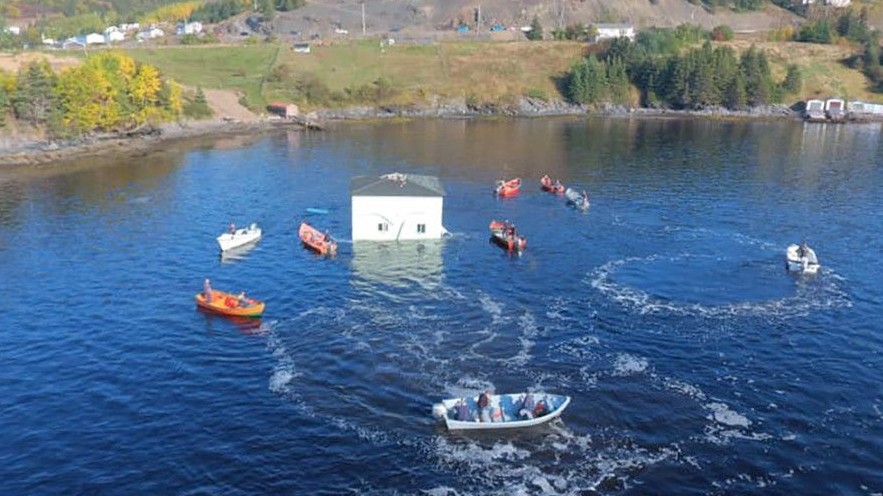 Canada: Cặp đôi di chuyển ngôi nhà đến nơi mới bằng thuyền