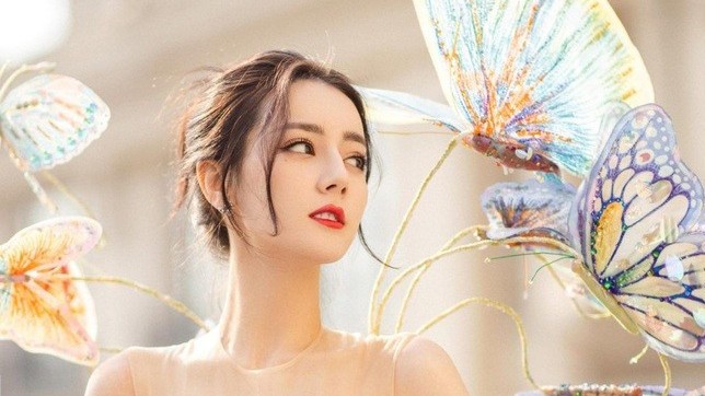 Ngắm nhìn nhan sắc rực rỡ cùng phong cách thời trang ấn tượng của mỹ nhân Địch Lệ Nhiệt Ba