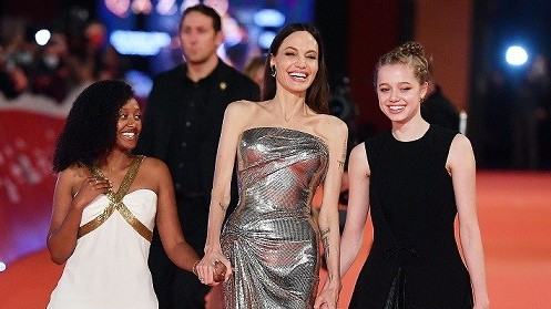 Ba mẹ con diễn viên Angelina Jolie nổi bật trên thảm đỏ Liên hoan phim Rome 2021