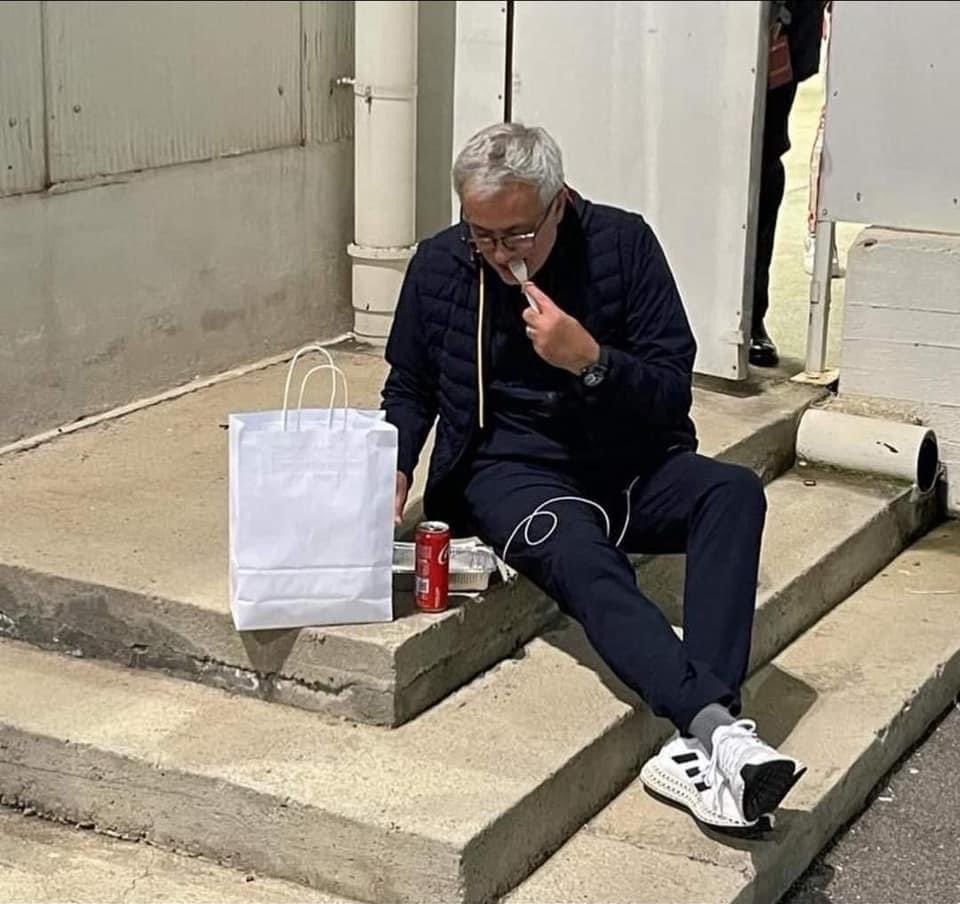 Cách mà HLV Mourinho thể hiện sự tận tụy với AS Roma sau khi phải nhận thẻ đỏ Cách mà HLV Mourinho thể hiện sự tận tụy với AS Roma sau khi phải nhận thẻ đỏ