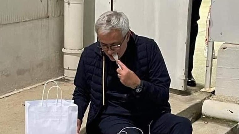 Cách HLV Mourinho thể hiện sự tận tụy với AS Roma sau khi phải nhận thẻ đỏ