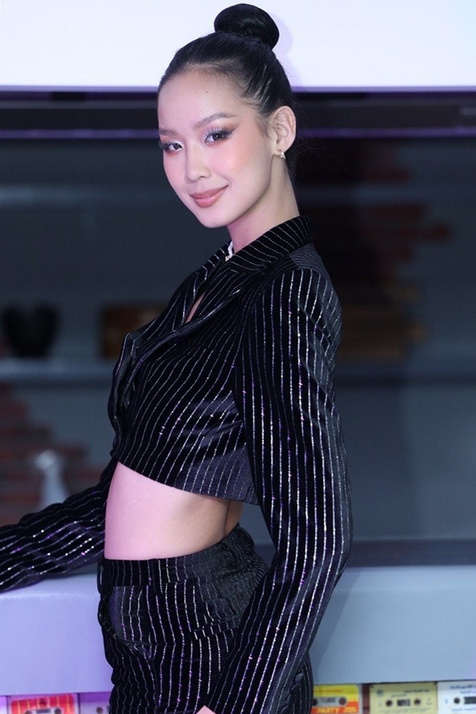 Dự tiệc tối cùng các thí sinh Miss Intercontinental hôm 6/10, Bảo Ngọc mặc áo vest crop top kết hợp quần cạp cao ống loe họa tiết kẻ sọc của nhà thiết kế Tuấn Trần. Cô búi tóc cao, trang điểm sắc sảo. Sải bước trên đôi giày cao 15 cm, á hậu quê Cần Thơ được khán giả nhận xét chẳng khác gì 'đi cà kheo'. Người đẹp sau đó bị đụng trúng trần nhà khi catwalk.