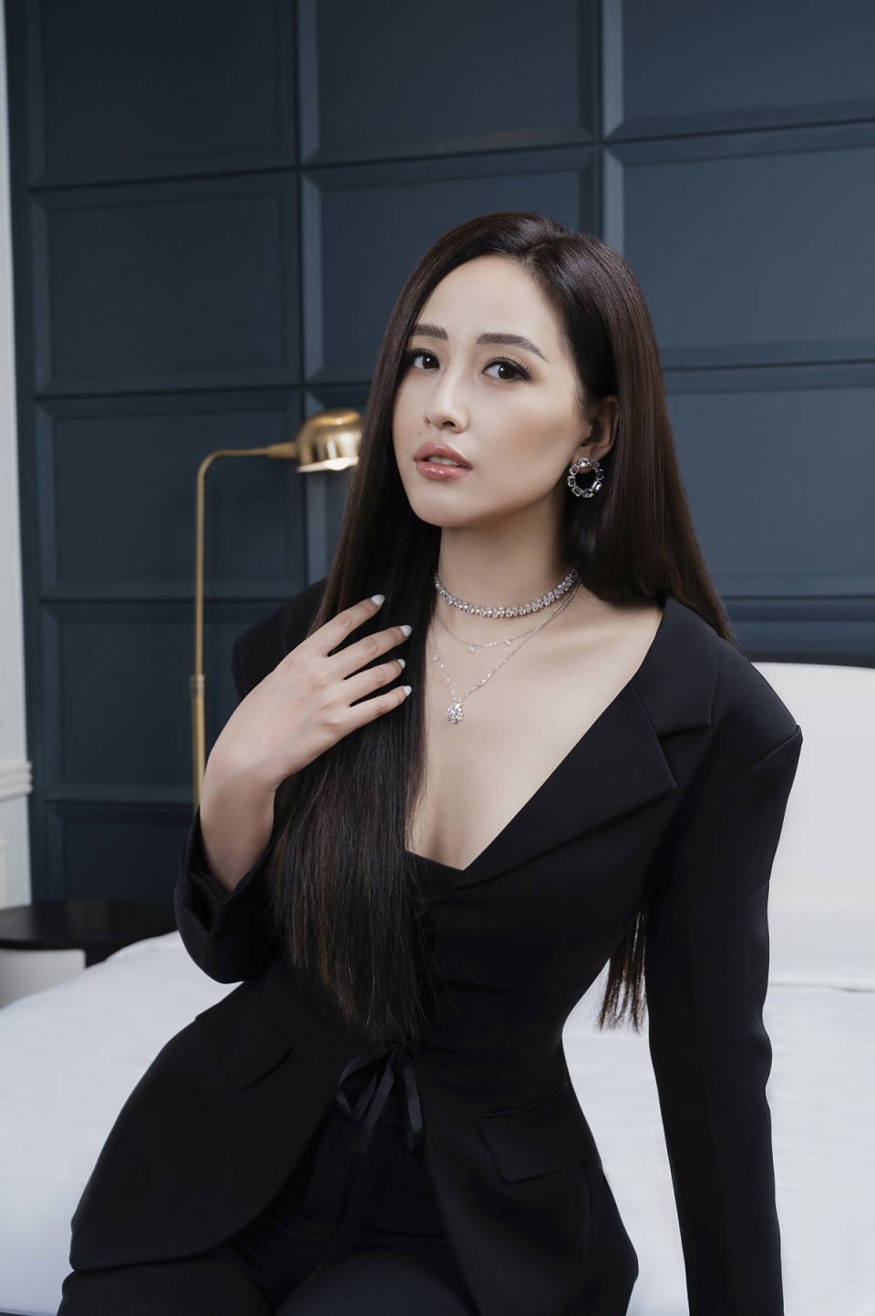 Mai Phương Thúy đẹp không tỳ vết khi làm trang phục màu trắng - đen tối sang trọng