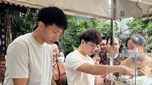 Đoàn Văn Hậu và bạn gái Doãn Hải My phát cơm chay từ thiện