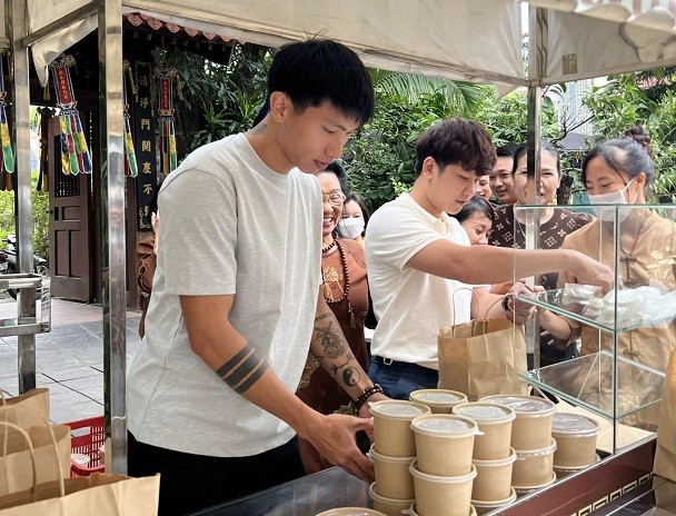 Đoàn Văn Hậu và bạn gái Doãn Hải My phát cơm chay từ thiện