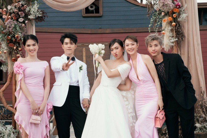 Thời trang dự đám cưới khoe dáng thanh mảnh của ca sĩ Minh Hằng