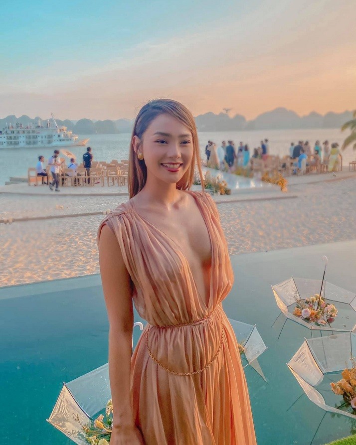 Thời trang dự đám cưới khoe dáng thanh mảnh của ca sĩ Minh Hằng
