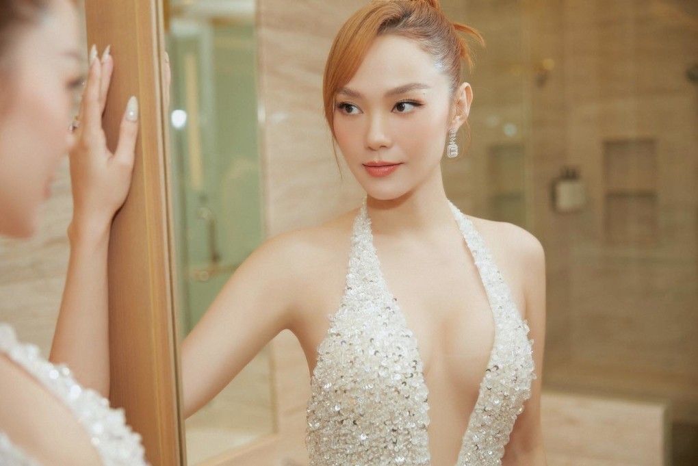 Thời trang dự đám cưới khoe dáng thanh mảnh của ca sĩ Minh Hằng