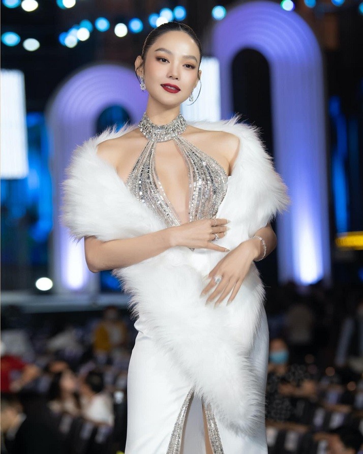 Thời trang dự đám cưới khoe dáng thanh mảnh của ca sĩ Minh Hằng