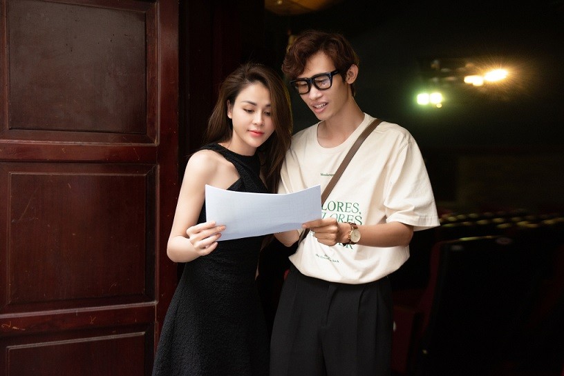 Lương Thu Trang cho biết đây là lần đầu tiên cô nhờ stylist Khúc Mạnh Quân hỗ trợ phần trang phục trong phim để phù hợp với vai Lam, một tiểu thư con nhà có điều kiện. Ở những bộ phim trước, nữ diễn viên cảm thấy áp lực và tốn kém khi phải tự mình chuẩn bị váy áo cho từng phân cảnh. Khi hợp tác với stylist, cô có nhiều lựa chọn hơn về trang phục, quần áo không bị lặp lại, tránh tâm lý bị khán giả chê vì quần áo chưa toát lên được vẻ sang trọng như hoàn cảnh của nhân vật.