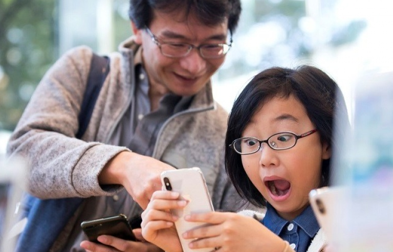 Cảm xúc vỡ òa của những khách hàng đầu tiên sở hữu iPhone X