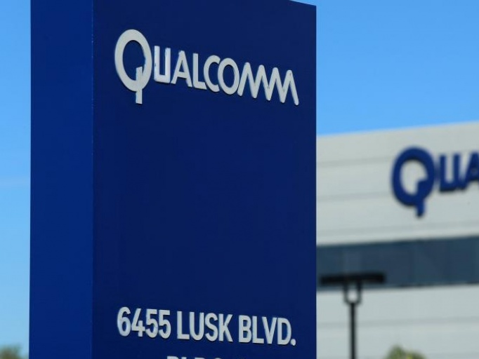 Qualcomm được dụ "bán mình" với giá kỷ lục