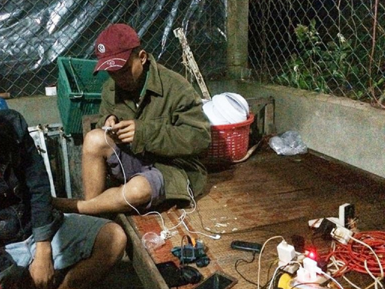 Huế: Nông dân chạy máy nổ cho cả thôn sạc điện miễn phí ngày lũ