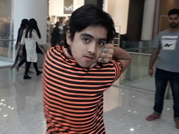 Ấn Độ: Cậu bé có khả năng vặn ngược đầu như... phim Hollywood