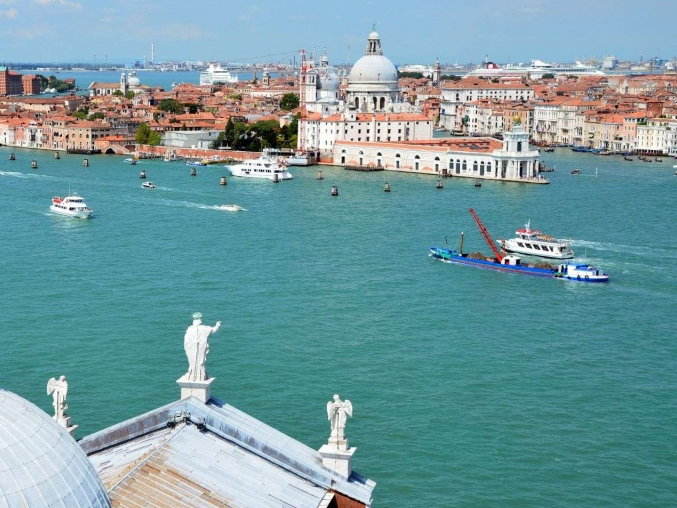 Italy cấm tàu du lịch lớn đi qua trung tâm thành phố Venice