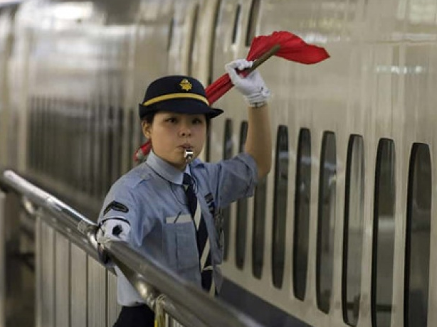 Công ty đường sắt Nhật Bản xin lỗi vì chạy sớm 20 giây