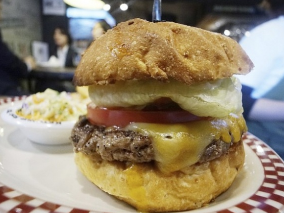 Nhật Bản: Có thêm "set Tổng thống Trump" trong thực đơn bánh mì kẹp