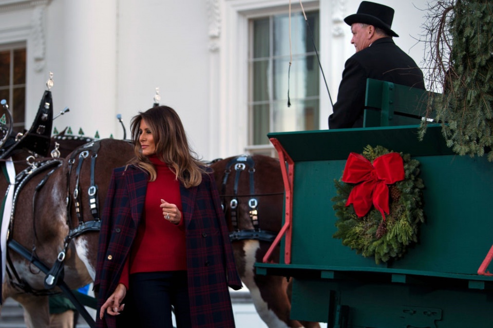 Melania và Barron Trump lần đầu đón cây thông Noel ở Nhà Trắng melania va barron trump lan dau don cay thong noel o nha trang