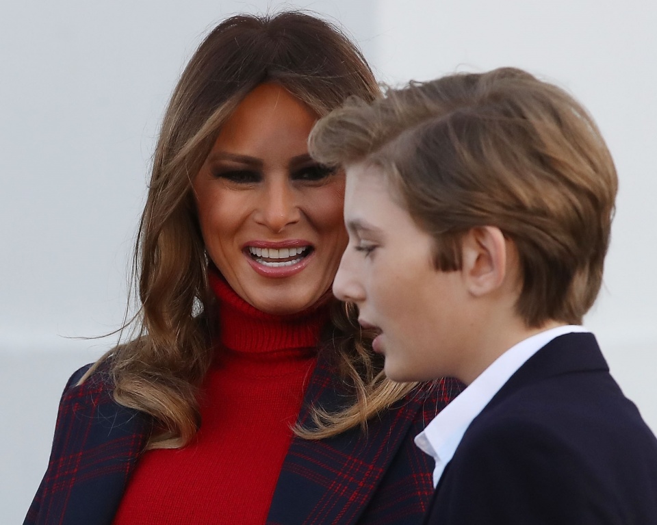 Melania và Barron Trump lần đầu đón cây thông Noel ở Nhà Trắng melania va barron trump lan dau don cay thong noel o nha trang