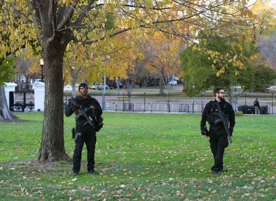 Melania và Barron Trump lần đầu đón cây thông Noel ở Nhà Trắng melania va barron trump lan dau don cay thong noel o nha trang