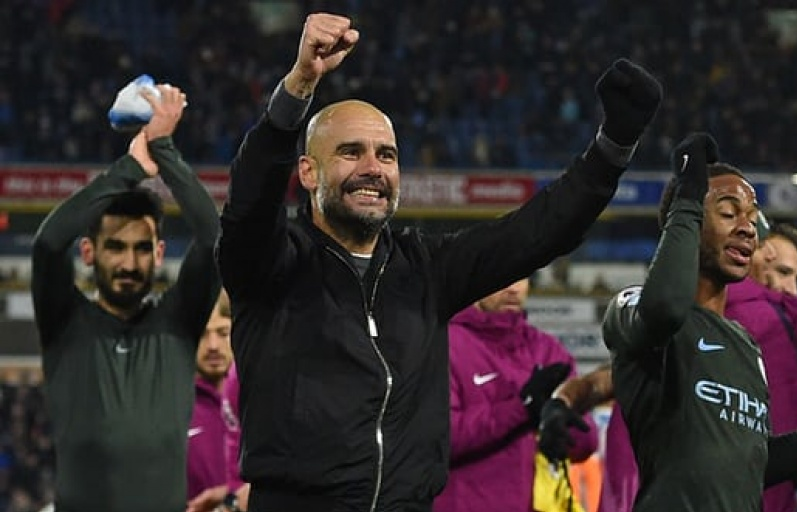 Guardiola phản pháo Wenger do tố Sterling ăn vạ