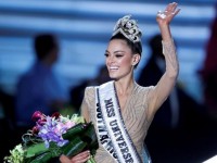 miss universe 2018 hhen nie tu tin va toa sang trong dem ban ket