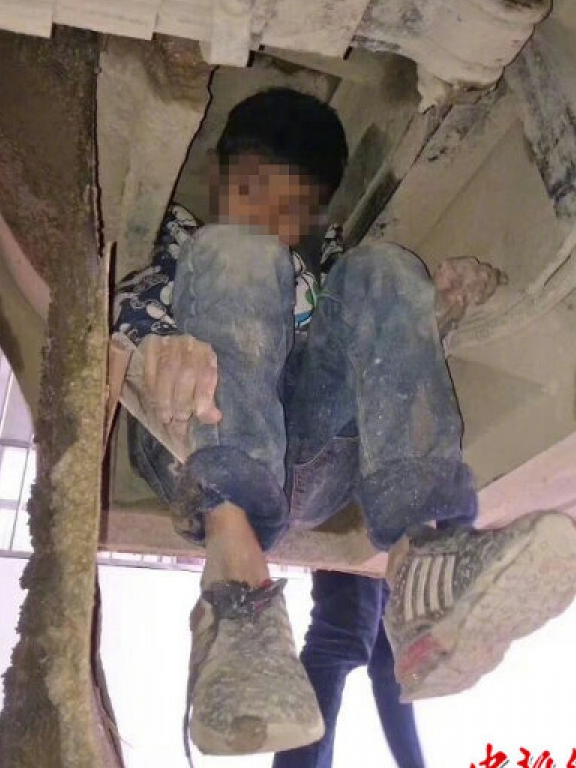 Hai trẻ em "đánh đu" dưới gầm xe bus hơn 3 giờ để đi thăm bố mẹ