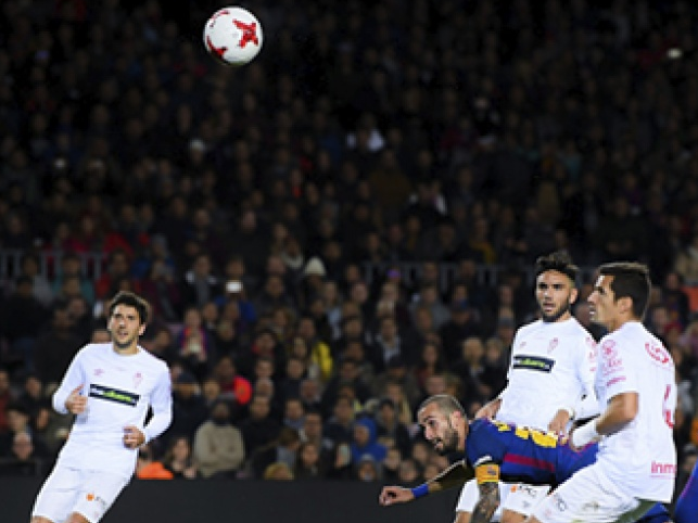 “Siêu dự bị” Aleix Vidal toả sáng, Barca đè bẹp Real Murcia