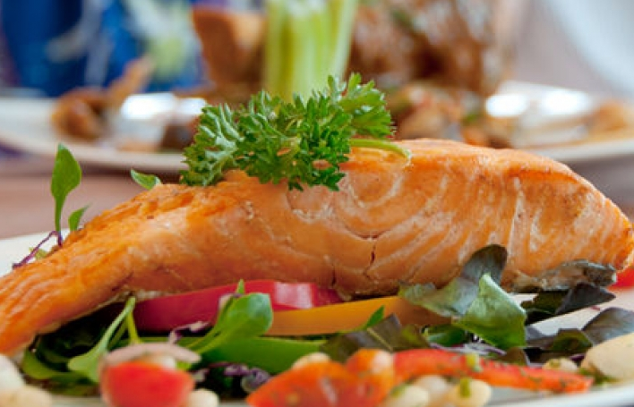 Ăn cá hồi, cá mòi giúp giảm các triệu chứng hen suyễn ở trẻ em