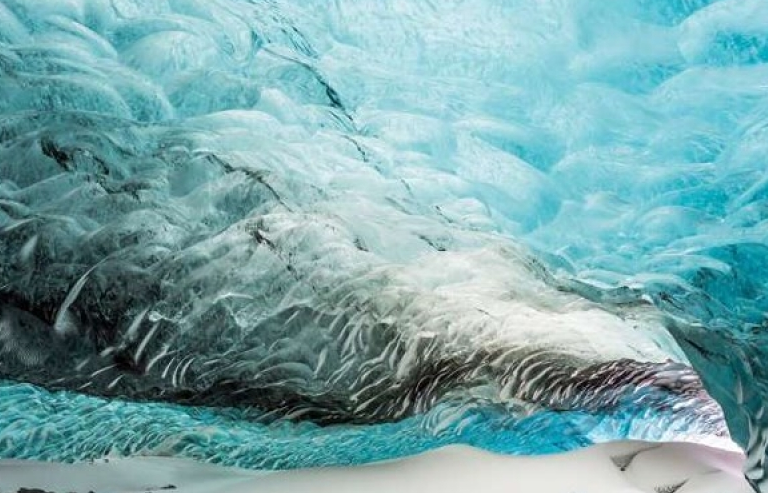 Những hang động bằng băng đẹp mê hồn trên thế giới