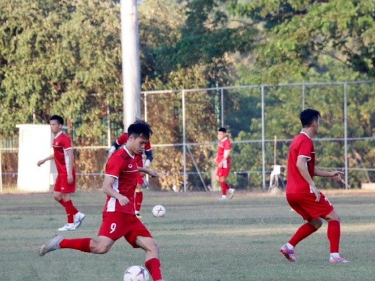 Người hâm mộ đồng lòng cổ vũ đội tuyển Việt Nam tại AFF Cup