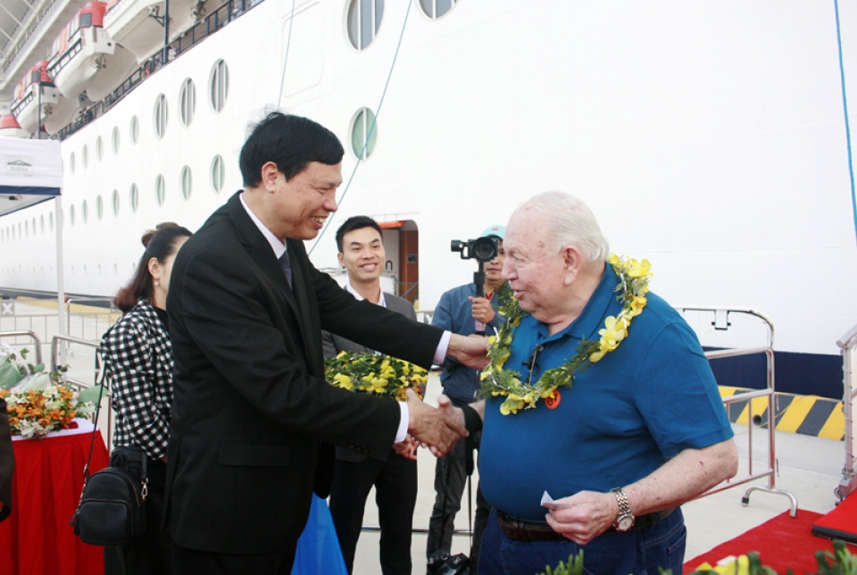 Cảng tàu khách quốc tế Hạ Long đón chuyến tàu khách đầu tiên cang tau khach quoc te ha long don chuyen tau khach dau tien