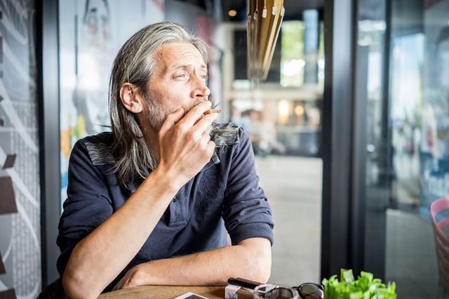 Hút nhiều thuốc lá làm cho khuôn mặt già đi từ… 10 - 20 tuổi hut nhieu thuoc la lam cho khuon mat gia di tu 10 20 tuoi