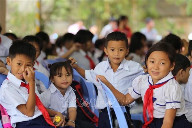 campuchia truong tieu hoc cua tre em goc viet huong muc tieu hoi nhap vao truong cong lap