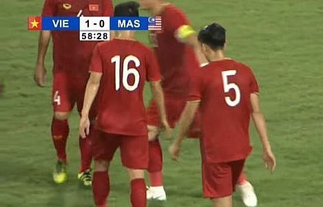 Lý do Quang Hải nhận thẻ vàng của Fifa