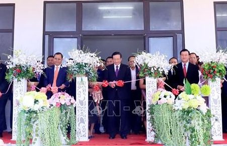 Bàn giao Trường Trung học Dakcheung, quà tặng của Nhà nước Việt Nam cho nhân dân Lào